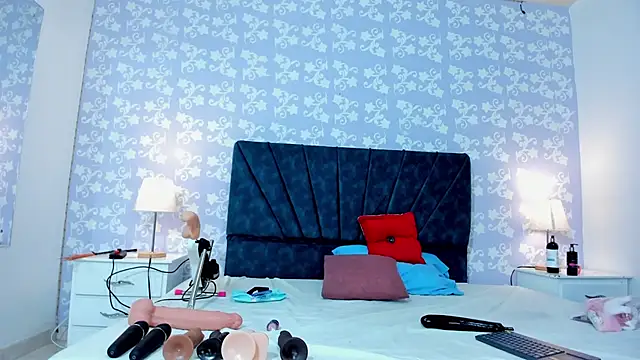 Snapshot of SalomeSimonz chatting on 10.28.25 SalomeSimonz online show from 10.28.25