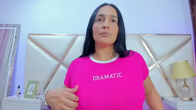 Snapshot of LucineArias chatting on 02.08.25 LucineArias online show from 02.08.25