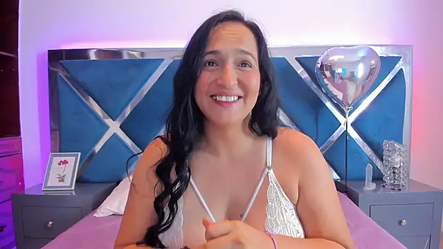 Snapshot of LucineArias chatting on 03.04.25 LucineArias online show from 03.04.25