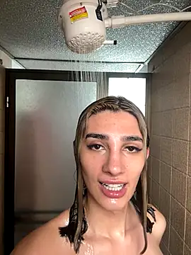 Snapshot of Queensara_ chatting on 11.21.25 Queensara online show from 11.21.25