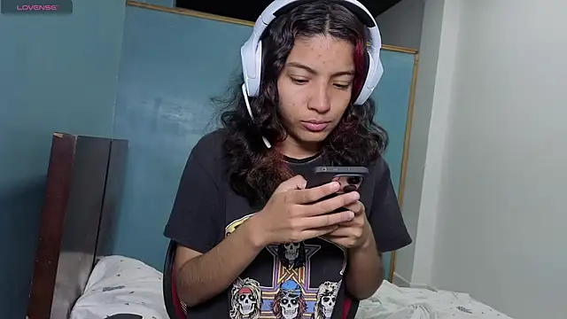 Snapshot of Lovelyamyy chatting on 10.12.25 Lovelyamyy online show from 10.12.25