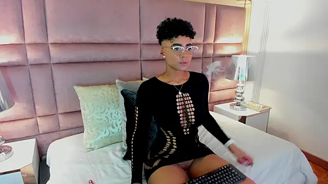 LuciaWallace online show from 10.10.25