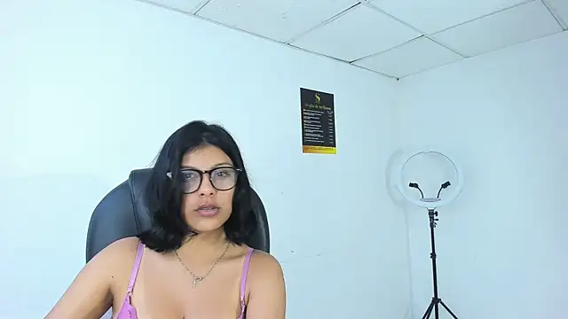 Snapshot of Salmaportman69 chatting on 10.17.25 Salmaportman69 online show from 10.17.25