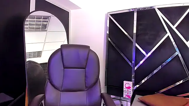 Snapshot of Salmaportman69 chatting on 10.21.25 Salmaportman69 online show from 10.21.25