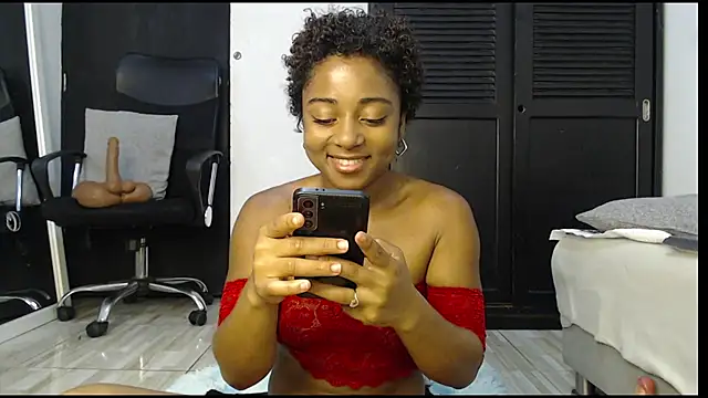 Snapshot of avis_lara chatting on 04.30.26 avis lara online show from 04.30.26