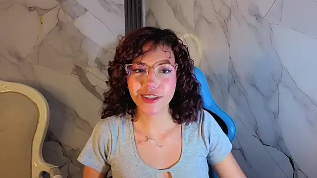 Snapshot of zoe_ch_ chatting on 06.04.26 zoe ch online show from 06.04.26
