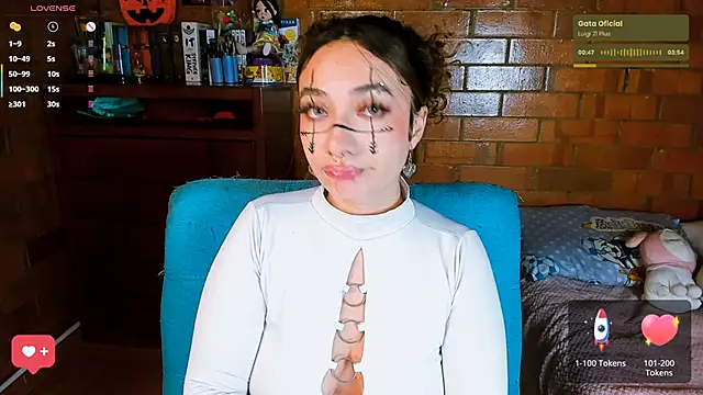 Snapshot of Annycolin_ chatting on 10.30.25 Annycolin online show from 10.30.25