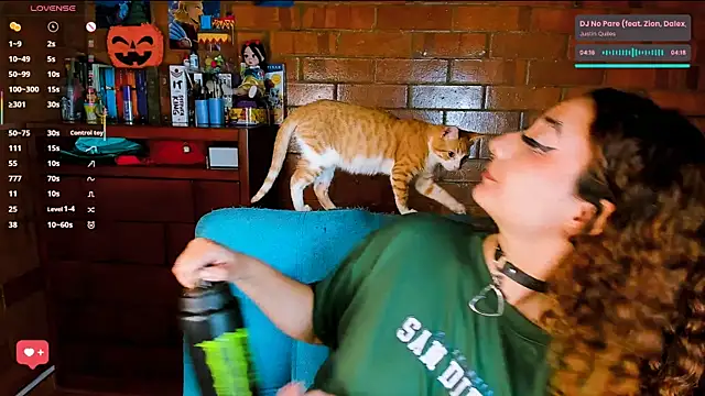 Snapshot of Annycolin_ chatting on 11.04.25 Annycolin online show from 11.04.25