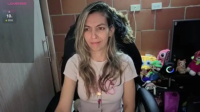 Snapshot of Princezzlove3 chatting on 10.18.25 Princezzlove3 online show from 10.18.25