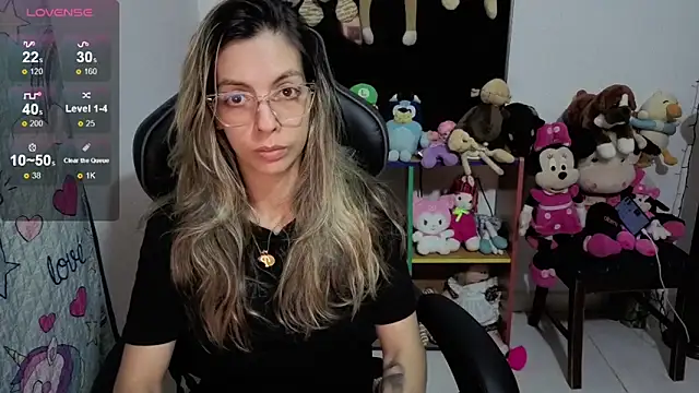 Snapshot of Princezzlove3 chatting on 11.28.25 Princezzlove3 online show from 11.28.25