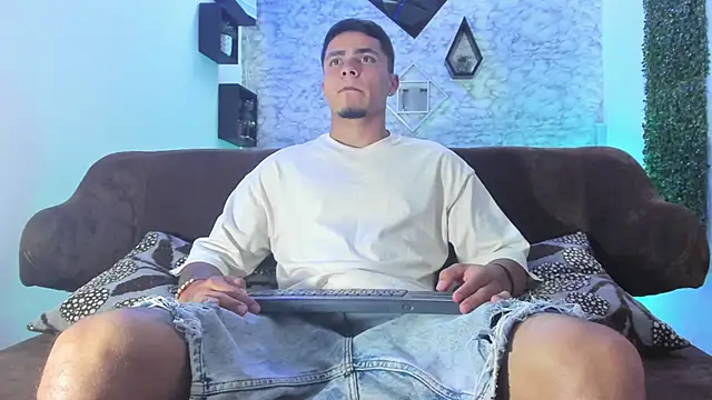 Snapshot of Thomass_conor chatting on 10.20.25 Thomass conor online show from 10.20.25