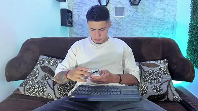 Snapshot of Thomass_conor chatting on 11.18.25 Thomass conor online show from 11.18.25