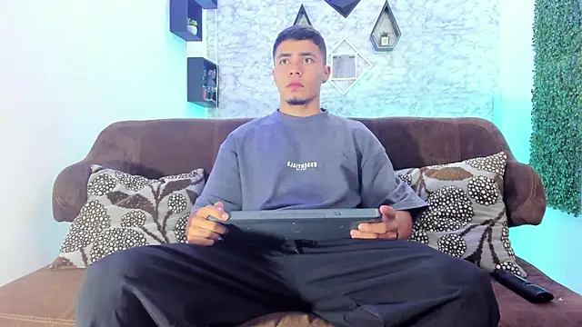 Snapshot of Thomass_conor chatting on 11.21.25 Thomass conor online show from 11.21.25