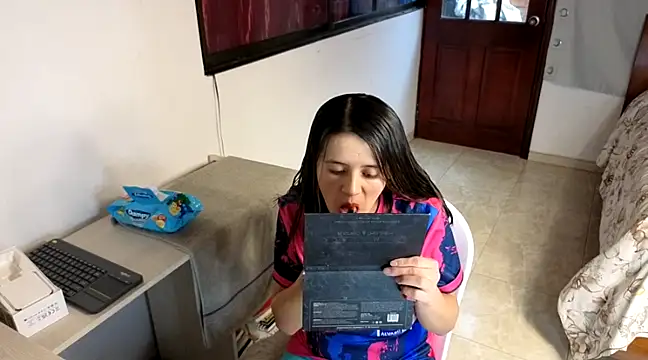 SexLaura  online show from 02.13.25