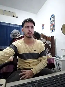 Snapshot of alejo5288 chatting on 10.13.25 alejo5288 online show from 10.13.25