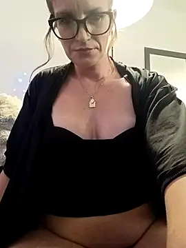 Snapshot of F0xLeigh chatting on 11.27.25 F0xLeigh online show from 11.27.25