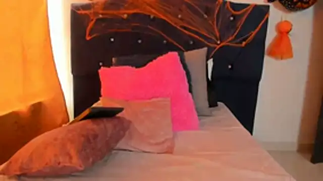 Snapshot of thamara226 chatting on 10.18.25 thamara226 online show from 10.18.25