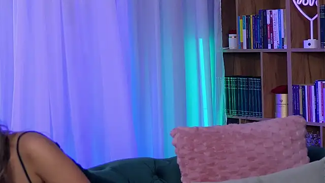 Snapshot of SarahPeach8 chatting on 10.27.25 SarahPeach8 online show from 10.27.25