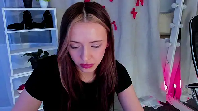 Snapshot of Sahara_Shields chatting on 03.05.25 Sahara Shields online show from 03.05.25