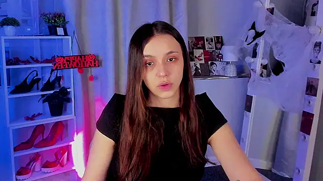 Snapshot of Sahara_Shields chatting on 10.29.25 Sahara Shields online show from 10.29.25