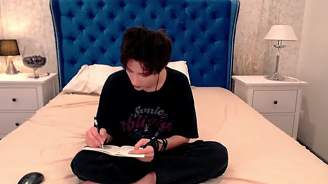 via mayer  online show from 10.09.25