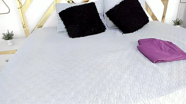 Christal Golden online show from 02.23.25