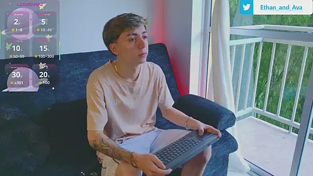 Snapshot of ethan_and_ava chatting on 10.22.25 ethan and ava online show from 10.22.25