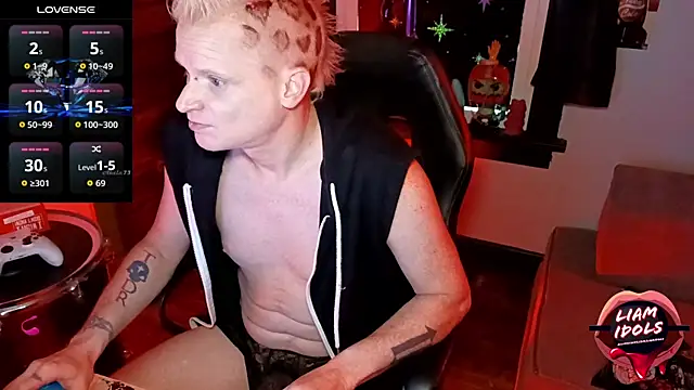 Snapshot of LiamIdols chatting on 10.13.25 LiamIdols online show from 10.13.25