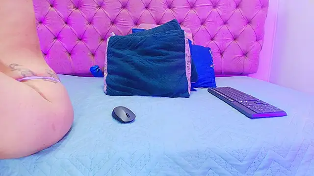 Auroraa miller online show from 09.18.25