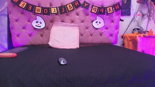 Auroraa miller online show from 10.30.25