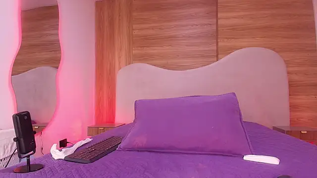 Auroraa miller online show from 04.11.26