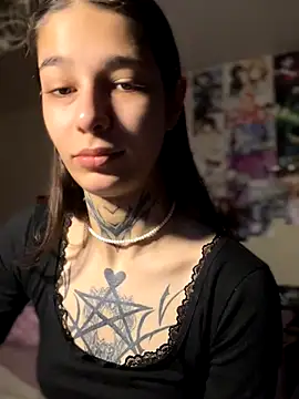 Snapshot of mollyEXD chatting on 11.28.25 mollyEXD online show from 11.28.25