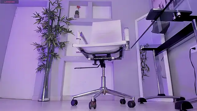 hannah howeell   online show from 09.11.25