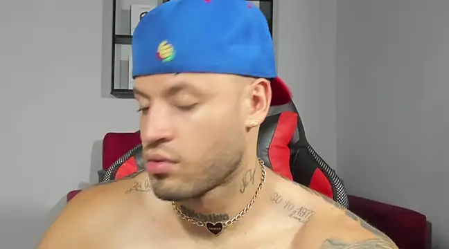 Snapshot of dereckgreen chatting on 02.05.25 dereckgreen online show from 02.05.25