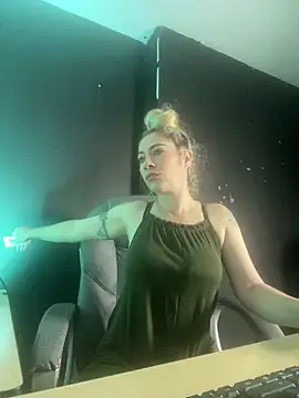 Snapshot of viktoria_davis_ chatting on 03.05.25 viktoria davis online show from 03.05.25