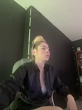 Snapshot of viktoria_davis_ chatting on 03.08.25 viktoria davis online show from 03.08.25