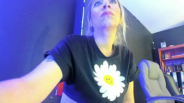 Snapshot of viktoria_davis_ chatting on 03.10.25 viktoria davis online show from 03.10.25