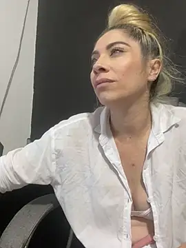 Snapshot of viktoria_davis_ chatting on 03.15.25 viktoria davis online show from 03.15.25