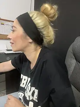 Snapshot of viktoria_davis_ chatting on 03.17.25 viktoria davis online show from 03.17.25