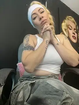 Snapshot of viktoria_davis_ chatting on 10.02.25 viktoria davis online show from 10.02.25