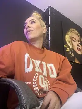 Snapshot of viktoria_davis_ chatting on 10.09.25 viktoria davis online show from 10.09.25