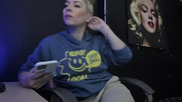 Snapshot of viktoria_davis_ chatting on 10.15.25 viktoria davis online show from 10.15.25