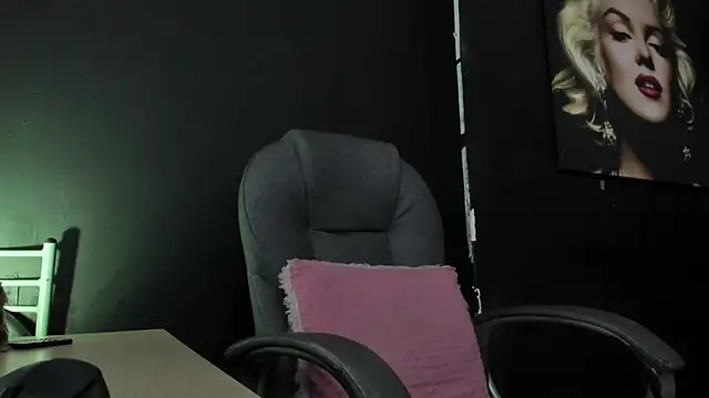 Snapshot of viktoria_davis_ chatting on 10.16.25 viktoria davis online show from 10.16.25