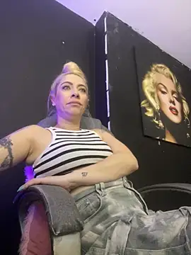 Snapshot of viktoria_davis_ chatting on 10.17.25 viktoria davis online show from 10.17.25