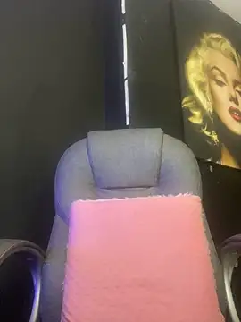 Snapshot of viktoria_davis_ chatting on 10.28.25 viktoria davis online show from 10.28.25