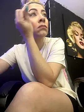 Snapshot of viktoria_davis_ chatting on 10.31.25 viktoria davis online show from 10.31.25