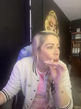 Snapshot of viktoria_davis_ chatting on 11.11.25 viktoria davis online show from 11.11.25