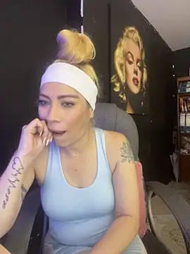 Snapshot of viktoria_davis_ chatting on 11.18.25 viktoria davis online show from 11.18.25