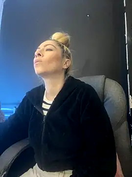 Snapshot of viktoria_davis_ chatting on 11.27.25 viktoria davis online show from 11.27.25