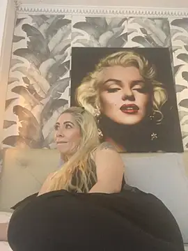 Snapshot of viktoria_davis_ chatting on 06.27.26 viktoria davis online show from 06.27.26